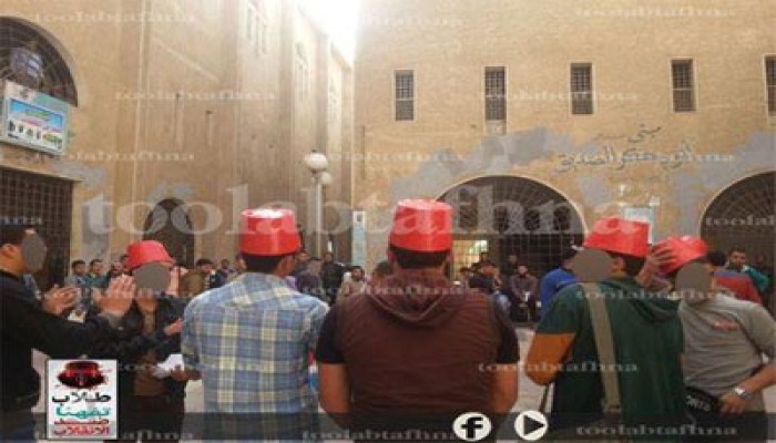 مسيرة بالطرابيش لطلاب أزهر تفهنا رفضًا لحكم العسكر