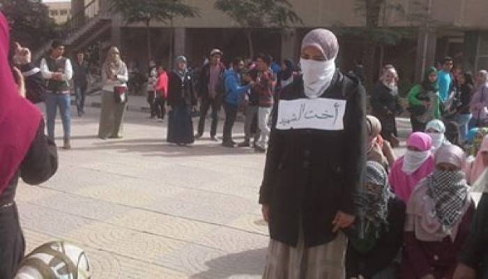 بالصور.. فريزينج بعنوان "الحكم للثوار" لطالبات حلوان