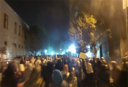 شباب بورسعيد يشعلون وقفة ليلية مفاجئة تهتف بالقصاص