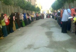 سلسلة بشرية لطالبات جامعة بنها تهتف بالحرية للمعتقلين