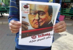 طلاب عين شمس يتفاعلون مع معرض صور يفضح قضاة الانقلاب