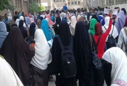 طلاب جامعة حلوان يحرقون صور المخلوع مبارك