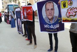 سلسلة بشرية بتجارة المنوفية تطالب بإعدام المخلوع