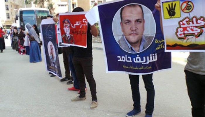 سلسلة بشرية بتجارة المنوفية تطالب بإعدام المخلوع