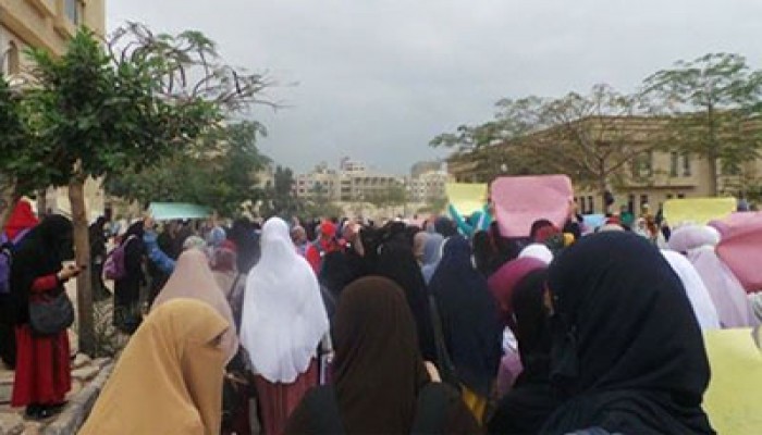 وقفة لطلاب الأزهر ضد اعتداء الانقلاب على الطالبات