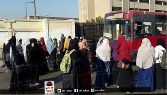 طالبات الأزهر يتظاهرن في محيط ميدان رابعة