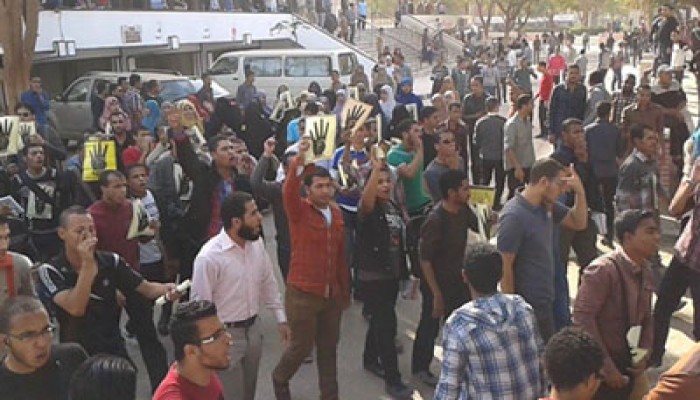 طلاب جامعة أسيوط يتصدون لعناصر فالكون ويواصلون مسيرتهم