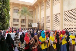 طالبات "آداب الفيوم" ينددن بتبرئة المخلوع ويهتفن ضد الانقلاب