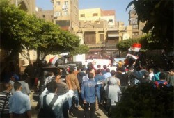 بالصور.. مسيرة حاشدة لطﻻب الأزهر بالدراسة ضد براءة المخلوع