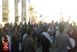 مسيرة لطلاب جامعة سيناء تندد ببراءة المخلوع وعصابته