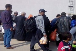 تجمهر أهالي المعتقلين أمام معسكر قوات الأمن بأكتوبر