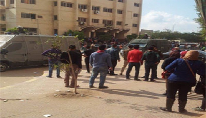 الانقلاب يقتحم جامعة الزقازيق ويختطف طالبًا