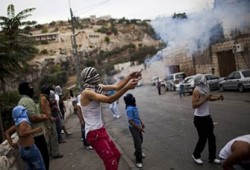 استشهاد فلسطيني وإصابة آخرين دهسا بحافلة صهيونية