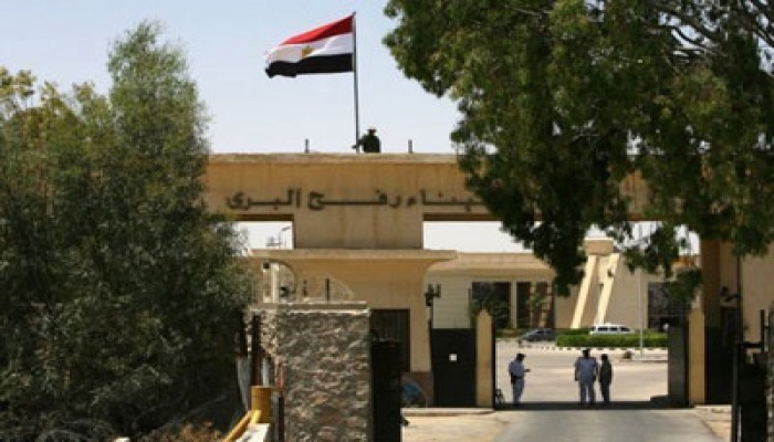 فلسطينيون عالقون بمصر يتظاهرون للمطالبة بالعودة إلى غزة