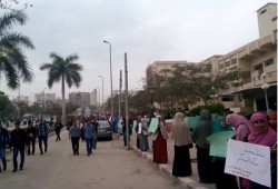 سلسلة بشرية بجامعة الزقازيق ضمن حملة "مفيش رجوع"‏