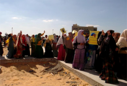 سلسلة بشرية بجامعة دمنهور تندد بحبس الصحفي "محمد مأمون"