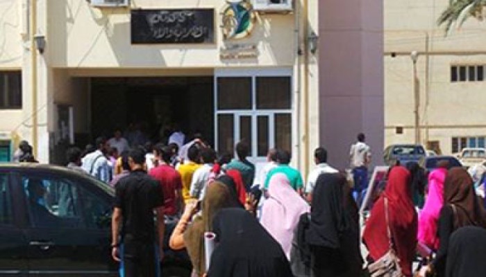 وقفة لطالبات آداب الفيوم ردًا على اعتداء العميد على معرضهن