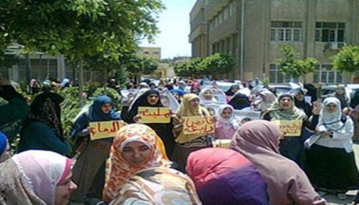 وقفة لطالبات أزهر المنصورة تندد بجرائم العسكر بحق الحرائر