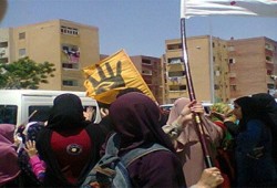 سلسلة بشرية لطلاب جامعة السادات تندد بخراب الانقلاب