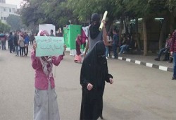 بالصور.. عرض بقصر العيني لانتهاكات الداخلية ضد طالبات الأزهر