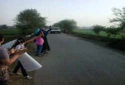 سلسلة بشرية على طريق "نوسا- المنصورة" تندد بخراب الانقلاب