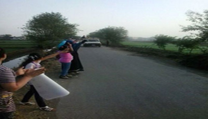 سلسلة بشرية على طريق "نوسا- المنصورة" تندد بخراب الانقلاب