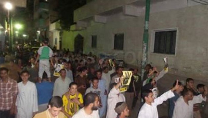 مسيرة ليلية بأبو سليمان تندد باعتقال طالبات جامعة الأزهر