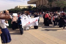 طالبات حلوان ينظمن مسيرة حاشدة بعد "الفريزنج"