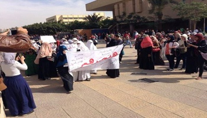 طالبات حلوان ينظمن مسيرة حاشدة بعد "الفريزنج"