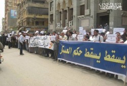 سلاسل بشرية لأهالي ميت غمر تهتف بإسقاط الانقلاب