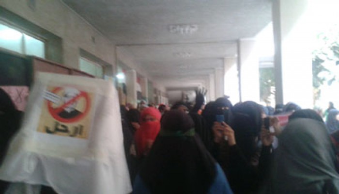 مسيرة داخل قطار الزقازيق تطالب بكسر الحصار عن الجامعة