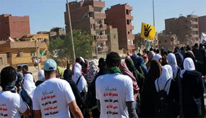 فيديو.. وقفة لطالبات أسوان تطالب بالإفراج عن المعتقلين