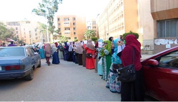 سلاسل بشرية بجامعة المنوفية ضد الفصل التعسفي للطلاب