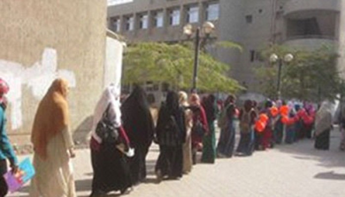 بالصور.. قطار بشري لطالبات جامعة حلوان للإفراج عن المعتقلين