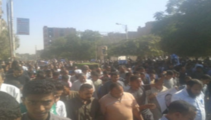 صور.. الآلاف بقنا يشيعون جنازة "أبو بكر القاضي" شهيد الشرعية