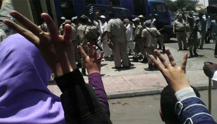 أمن الانقلاب يعتدي على مسيرة بأسوان ويصيب العشرات من الثوار
