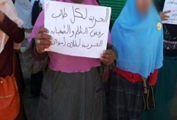 وقفة لطالبات أسوان تدعو الثوار للتوحد لإسقاط الانقلاب