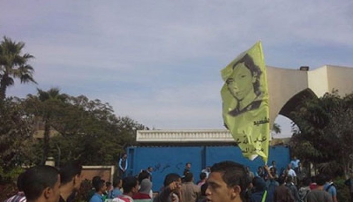 طلاب حلوان يتحدون "فالكون" ويتظاهرون أمام بوابة الجامعة