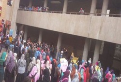 طلاب حلوان يختمون مسيرتهم بهتاف: "لن تركع أمة فائدها محمد"