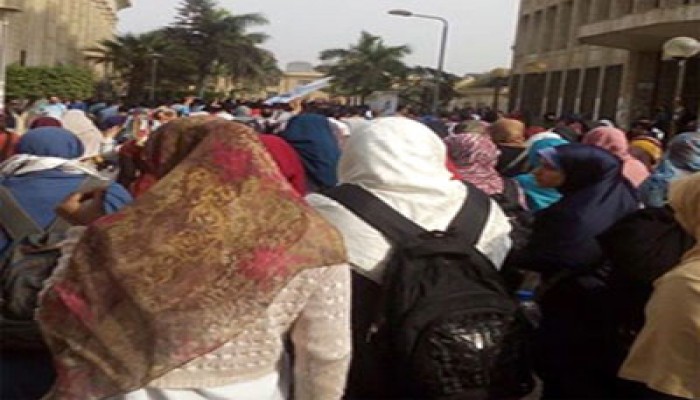 بالصور.. مظاهرة "طلاب ضد الانقلاب" بجامعة القاهرة