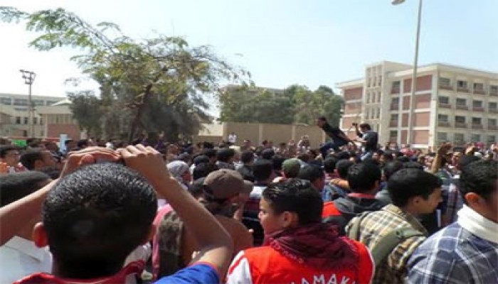 الانقلاب يقتحم جامعة المنيا ويعتدي على الطلاب بالغاز والخرطوش