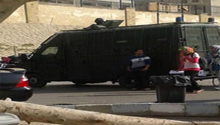 أمن الانقلاب يقتحم جامعة الأزهر وإغماء طالبة من التفتيش التعسفي