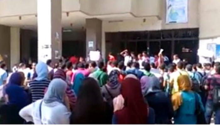 مظاهرة لطلاب هندسة المطرية تندد بقتل الطلاب على الطرق