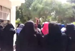 أمن الانقلاب يقتحم جامعة أزهر أسيوط عقب مسيرة للطالبات