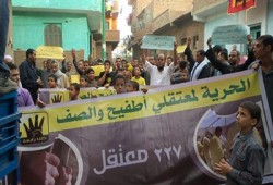 أهالي أطفيح يطالبون بالقصاص من قتلة الطلاب