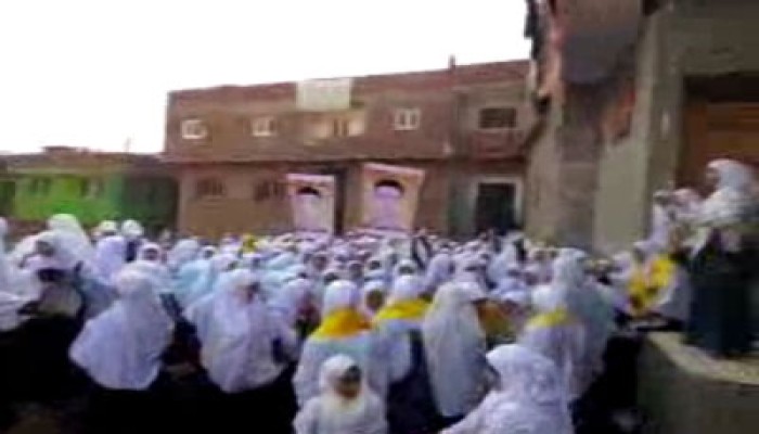 مسيرة حاشدة لطالبات المنصورية تندد بجرائم الانقلاب في سيناء