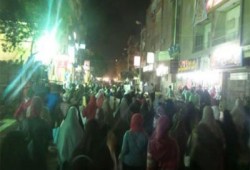 ثوار محرم بك يتحدون الانقلاب بمظاهرة ليلية من أمام قسم الشرطة