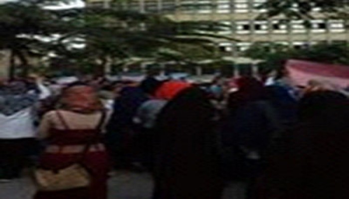 بالصور.. مسيرة مفاجئة لطالبات جامعة القاهرة