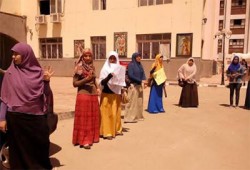 وقفات لـ"طالبات ضد الانقلاب" بجامعة بالفيوم تندد بفصل زميلاتهن