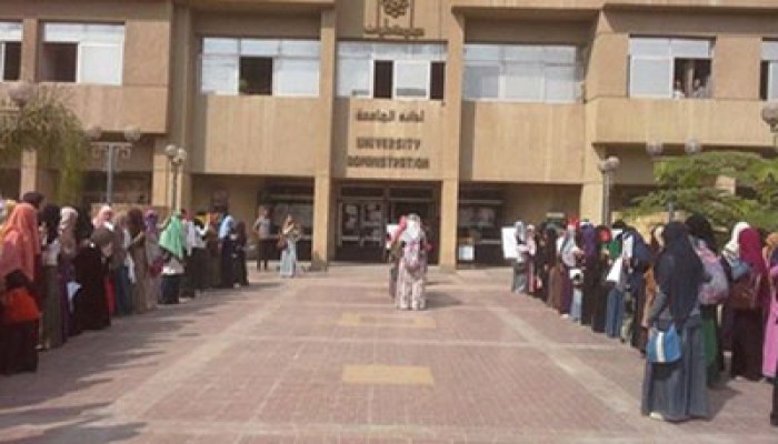 بالصور.. وقفة طالبات حلوان للإفراج عن فتيات مصر